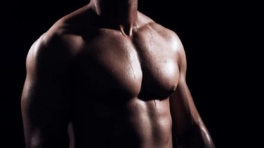 Siyah arka planda formda ve sportif vücut geliştirici. Dambıl kullanarak vücut geliştirici eğitimi. Spor ve spor kavramları.