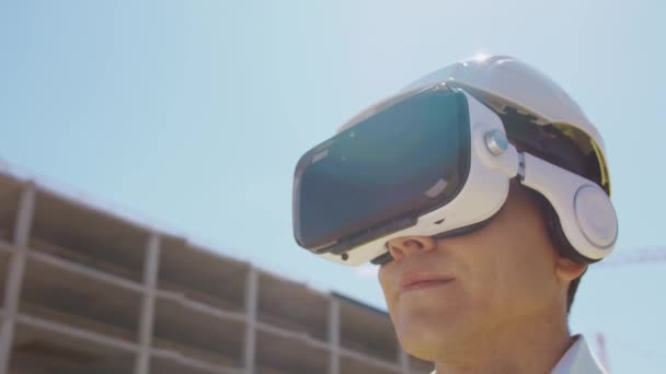 Professionele Drone Operator Virtual Reality Helm Die Voor Bouwplaats Staat — Stockvideo