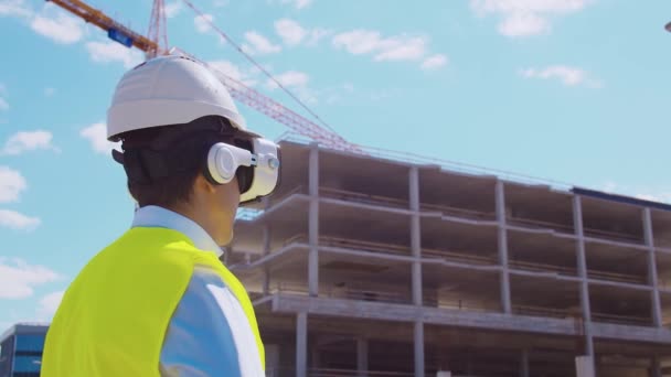 Professionell Byggare Hjälm Som Står Framför Byggarbetsplatsen Och Använder Virtuell — Stockvideo