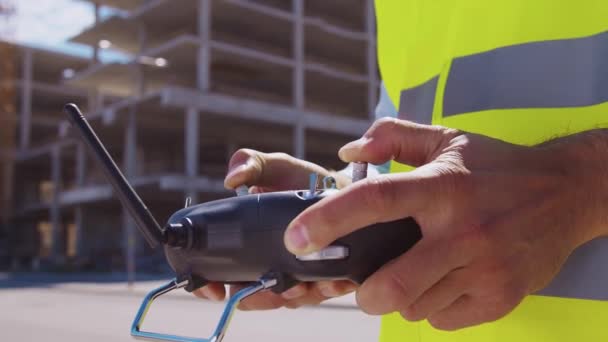 Operador Drones Com Comando Remoto Construtor Profissional Capacete Colete Frente — Vídeo de Stock