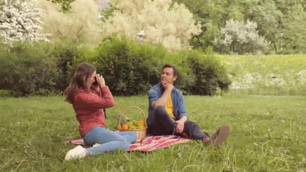 Genç Mutlu Sevgi Dolu Bir Çiftin Parkta Randevusu Var Lişkiler — Stok video