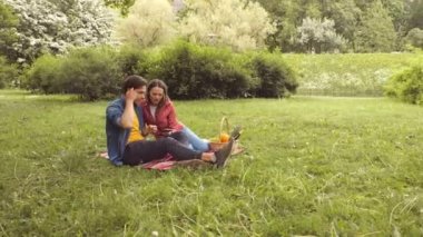 Genç, mutlu, sevgi dolu bir çiftin parkta randevusu var. İlişkiler, arkadaşlık ve aşk kavramı.