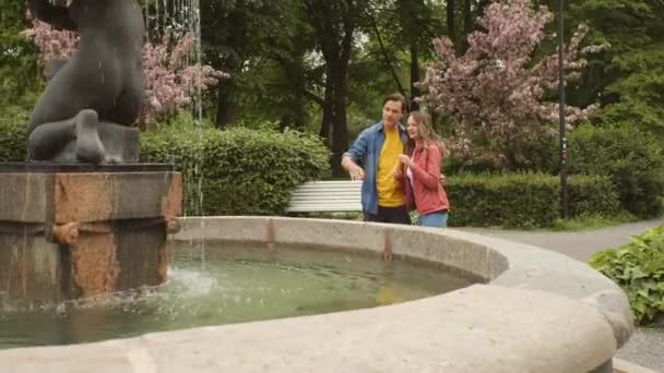 어리고 행복하고 스러운 남녀가 공원에서 데이트를 사랑의 — 비디오