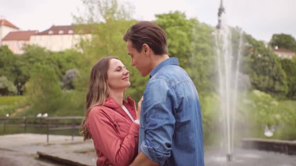 Joven Feliz Pareja Amorosa Teniendo Una Cita Parque Cerca Fuente — Vídeo de stock