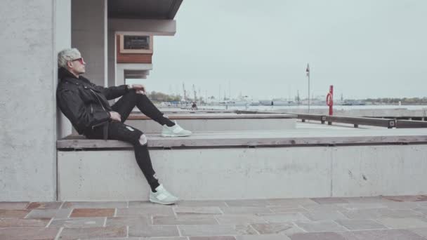 Stijlvolle Tienerjongen Met Gekleurd Haar Piercing Outdoor Portret Van Tiener — Stockvideo