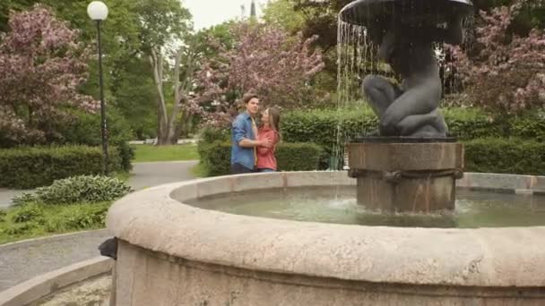 Genç Mutlu Sevgi Dolu Bir Çift Çeşmenin Yanındaki Parkta Buluşuyor — Stok video