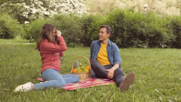 Casal Jovem Feliz Amoroso Ter Encontro Parque Relações Amizade Conceito — Vídeo de Stock