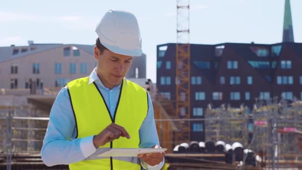 Constructeur Professionnel Debout Avec Ordinateur Tablette Face Chantier Construction Contremaître — Video
