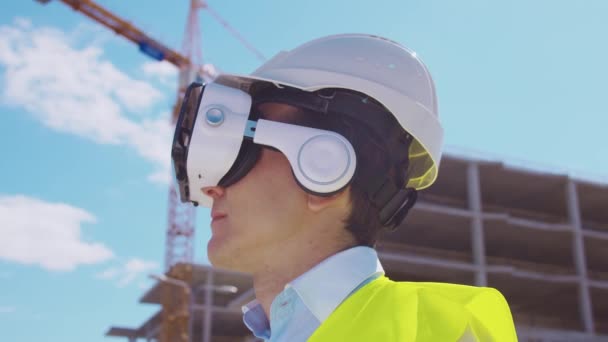 Opérateur Drone Professionnel Réalité Virtuelle Casque Debout Devant Chantier Construction — Video