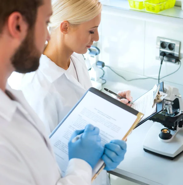 Cientista Estudantes Que Trabalham Laboratório Médico Ensinar Estagiários Fazer Análises — Fotografia de Stock