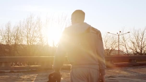 Молодой Здоровый Человек Вечерней Тренировкой Открытом Воздухе Городской Фон Заката — стоковое видео