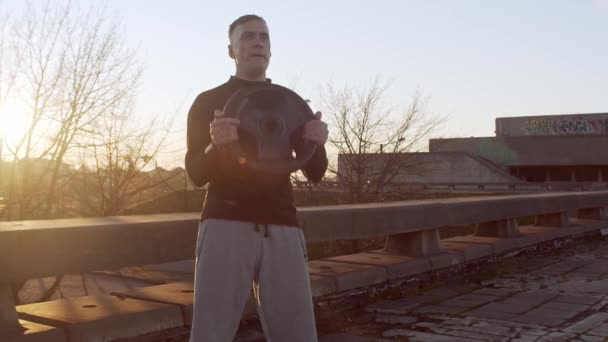 年轻健康的男人在室外进行夜间锻炼 城市日落背景 健康与体育概念 — 图库视频影像