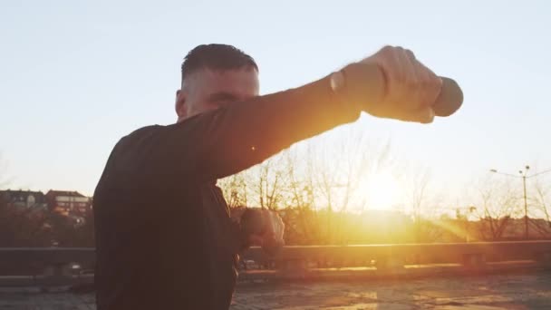 Ung Och Vältränad Man Med Kvällsträning Utomhus Urban Solnedgång Bakgrund — Stockvideo