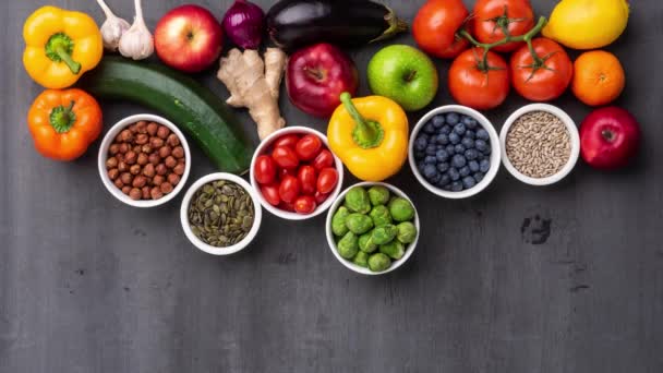 健康的な食事成分 新鮮な野菜 果物やスーパーフード ビーガンフードの概念 具体的な背景 — ストック動画