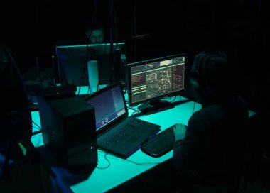 İnternet dolandırıcılığı, darknet, veri hırsızlığı, siber suç konsepti. Hükümet sunucusuna hackerlar saldırdı. Tehlikeli suçlular bodrumda virüs programları kodluyorlar..