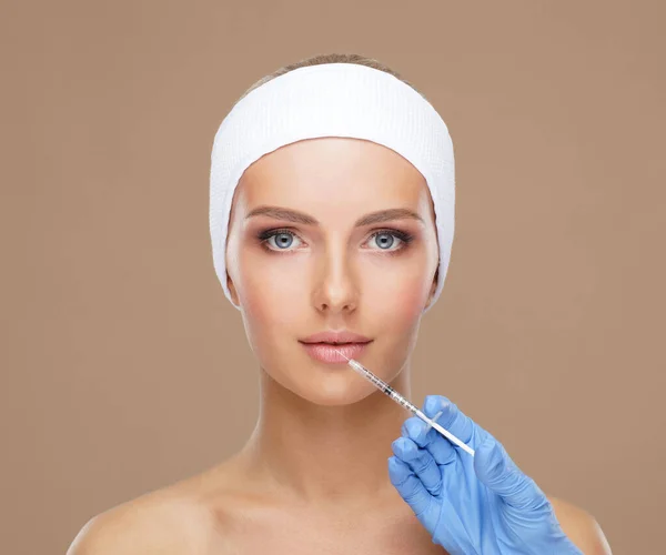 Doctor Inyectando Una Cara Hermosa Una Mujer Joven Cirugía Plástica —  Fotos de Stock