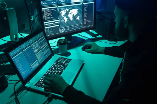 Hackers Breken Server Met Behulp Van Meerdere Computers Geïnfecteerd Virus — Stockfoto