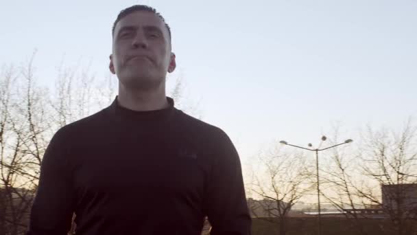 Hombre Joven Forma Que Tiene Entrenamiento Aire Libre Por Noche — Vídeos de Stock