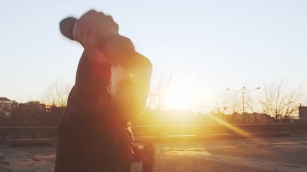 Ung Fit Mand Der Har Aften Træning Udendørs Urban Solnedgang – Stock-video