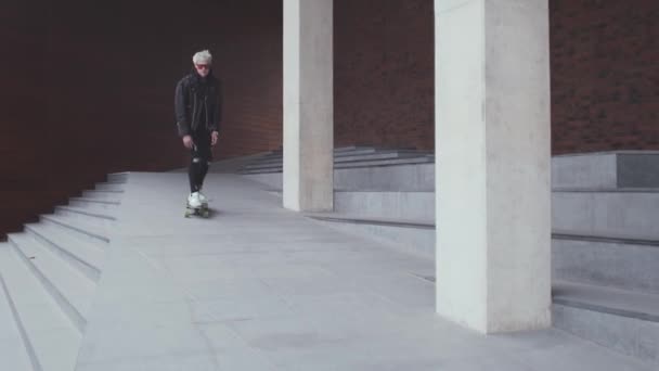 Porträtt Snygg Tonåring Ung Kille Rider Skateboard Utomhus Tonåring Med — Stockvideo