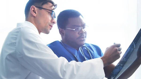 Docteur Chirurgien Parlent Près Fenêtre Regardant Les Radios Travailleurs Médicaux — Photo