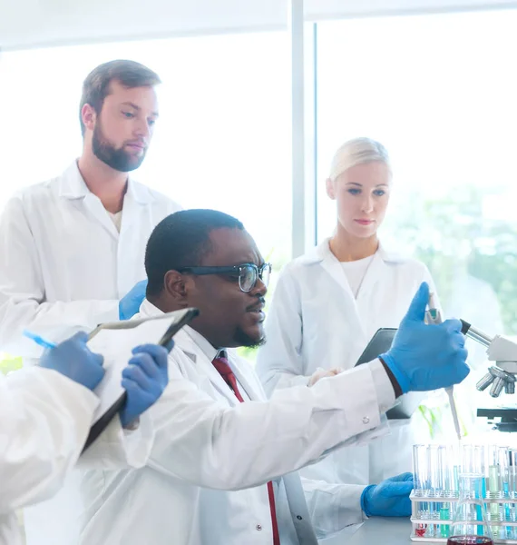 Cientista Estudantes Que Trabalham Laboratório Médico Ensinar Estagiários Fazer Análises — Fotografia de Stock