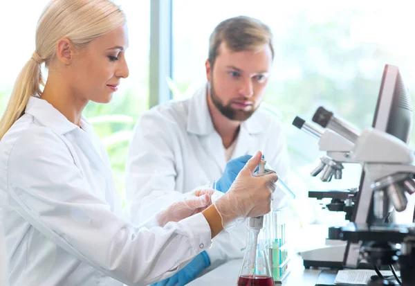 Cientista Estudantes Que Trabalham Laboratório Médico Estagiário Ensino Para Fazer — Fotografia de Stock