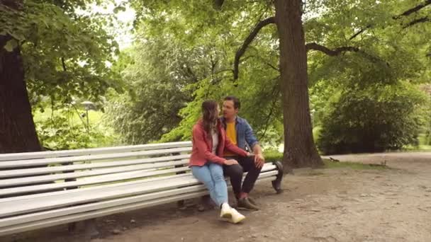 Genç Mutlu Sevgi Dolu Bir Çiftin Parkta Bankta Randevusu Var — Stok video