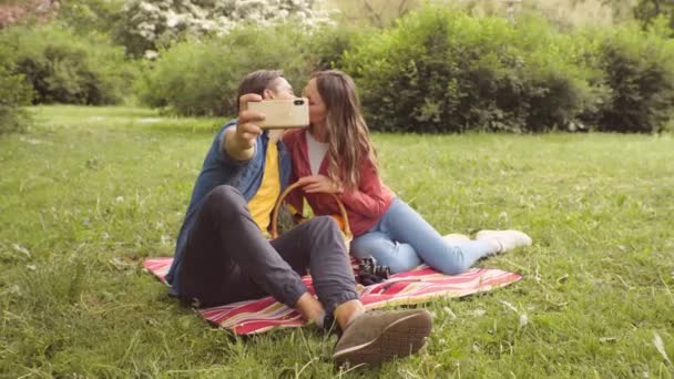 Fiatal Boldog Szerető Pár Randizik Parkban Kapcsolatok Barátság Szerelem Fogalma — Stock videók