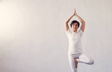 Sınıfta yoga yapan genç ve formda bir kadın. Gün ışığında esneme egzersizi. Spor, spor, sağlık hizmetleri ve yaşam tarzı kavramları.