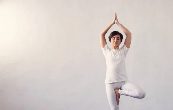 Jeune Femme Forme Pratiquant Yoga Intérieur Classe Exercice Étirement Lumière — Photo