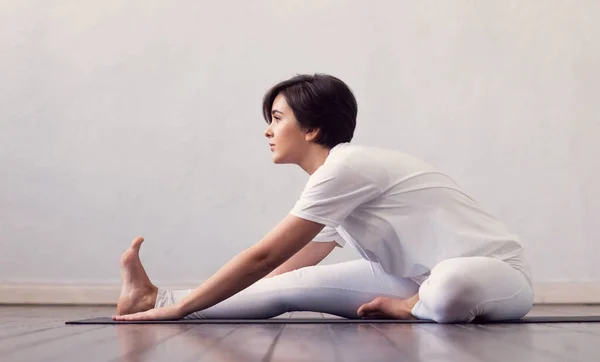 Ung Och Vältränad Kvinna Som Utövar Yoga Inomhus Klassen Stretching — Stockfoto