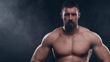 Siyah arka planda formda ve sportif vücut geliştirici. Stüdyoda vücut geliştirici. Spor ve spor kavramları