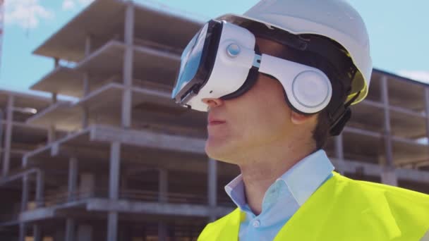 Profesionální Drone Operátor Přilbě Virtuální Reality Stojí Před Staveništěm Builder — Stock video