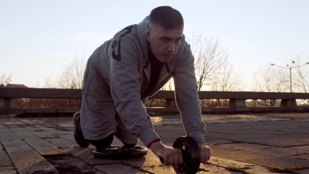 Homem Jovem Apto Tendo Treino Noite Livre Pôr Sol Urbano — Vídeo de Stock