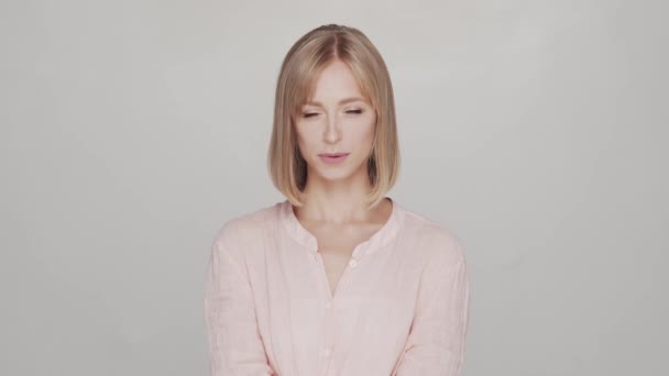 Studio Portret Van Gelukkige Expressieve Jonge Blonde Vrouw Vrolijk Positief — Stockvideo