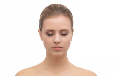 Güzel bir kızın yüzü. Estetik cerrahi, cilt gerdirme, kaplıca, kozmetik ve tıp konsepti.