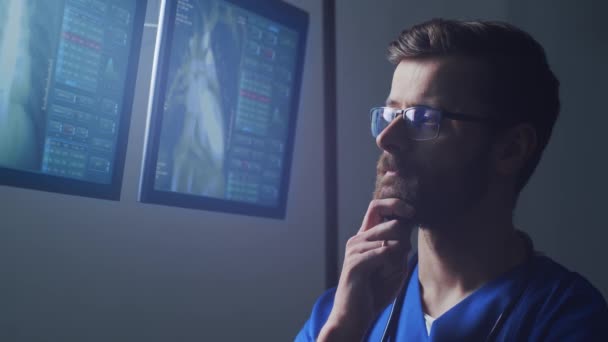 Profesjonalny Lekarz Pracujący Biurze Szpitalnym Wykorzystaniem Technologii Komputerowej Koncepcja Medycyny — Wideo stockowe