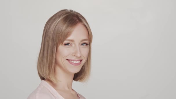 Studio Portret Van Jonge Mooie Natuurlijke Blonde Vrouw Gezichtsheffen Cosmetica — Stockvideo