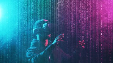 Sanal gerçeklik kaskı takmış bir adamın portresi soyut dijital arka planda. Sanal gerçeklik gözlüklü karanlık yüz. İnternet, darknet, oyun ve siber simülasyon kavramı.