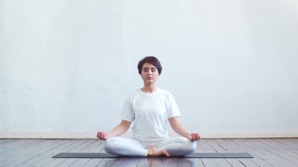 Jeune Femme Forme Pratiquant Yoga Intérieur Classe Exercice Étirement Lumière — Video
