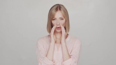 Mutlu ve etkileyici genç sarışın kadının stüdyo portresi. Neşeli, pozitif ve doğal genç kız gülümsüyor..