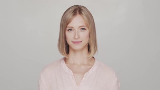 Portretul Studio Unei Tinere Blonde Fericite Expresive Femeia Veselă Pozitivă — Videoclip de stoc