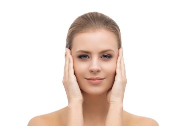 Güzel bir kızın yüzü. Estetik cerrahi, cilt gerdirme, kaplıca, kozmetik ve tıp konsepti.