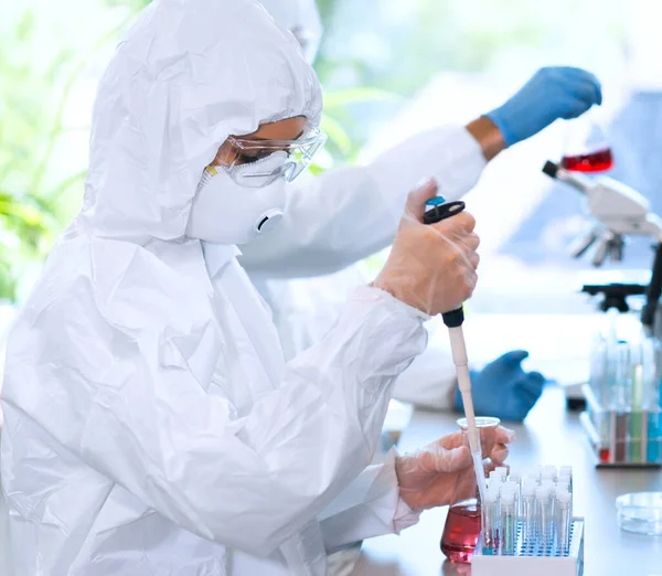 Científicos Trajes Protección Máscaras Que Trabajan Laboratorios Investigación Utilizando Equipos —  Fotos de Stock