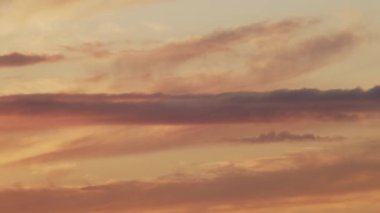 Güzel gün batımı manzarası. Gökyüzündeki parlak renkler.