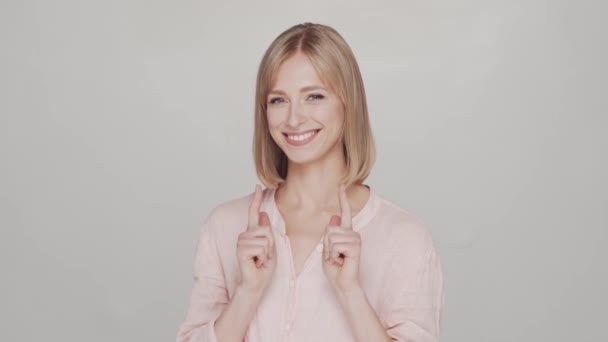 Retrato Estudio Joven Rubia Alegre Expresiva Mujer Alegre Positiva Natural — Vídeo de stock