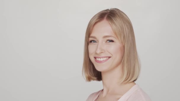 Studio Portret Van Jonge Mooie Natuurlijke Blonde Vrouw Gezichtsheffen Cosmetica — Stockvideo