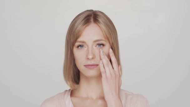 Студійний Портрет Молодої Красивої Натуральної Блондинки Застосовує Крем Догляду Шкірою — стокове відео