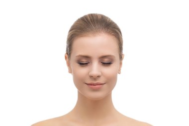 Güzel bir kızın yüzü. Estetik cerrahi, cilt gerdirme, kaplıca, kozmetik ve tıp konsepti.